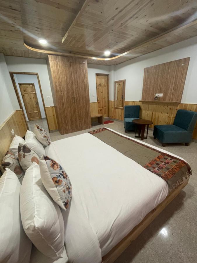 Mountain Majesty! Top-rated Luxury Amid Snowcapped Mountains With Balcony And Riverside Calm